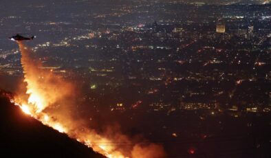 Los Angeles'ta yangınlarla mücadelede yavaşlatıcı pembe toz kullanılıyor