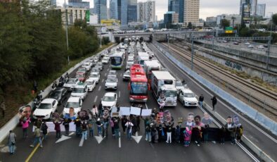 İsrailli esirlerin yakınları, Tel Aviv’de otoyolu trafiğe kapattı