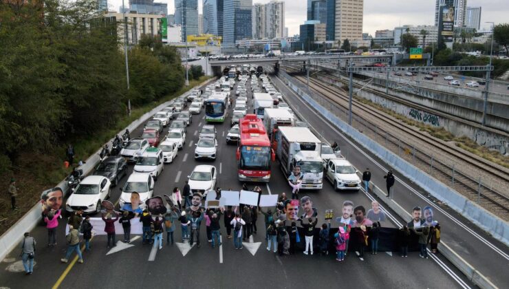 İsrailli esirlerin yakınları, Tel Aviv’de otoyolu trafiğe kapattı