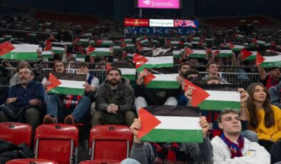 Basklılar Baskonia-Maccabi Tel Aviv basketbol maçında İsrail’i protesto etti