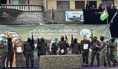 Hamas, İsrail ile esir takasının beşinci turunda 3 İsrailli erkek esiri Kızılhaç’a teslim etti