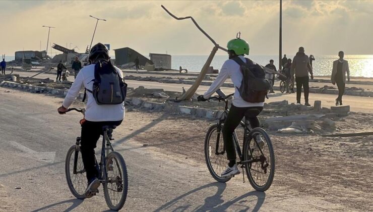 Katil İsrail’in saldırılarında bacağı ampute edilen sporcu yıkılan Gazze’yi bisikletle dolaşıyor