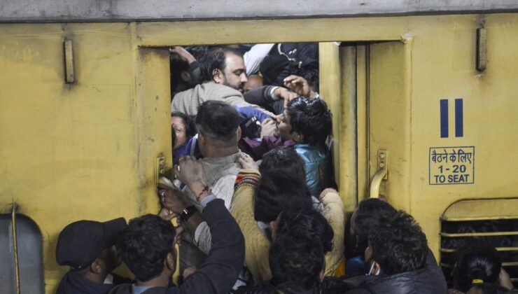 Hindistan'da tren istasyonunda izdiham: 18 ölü