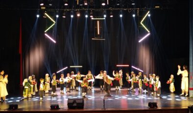 FOGEM’in “Kendi Yolumuzda, Çalışarak, Üreterek” adlı folklor şölenini yapıldı