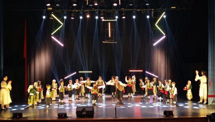 FOGEM’in “Kendi Yolumuzda, Çalışarak, Üreterek” adlı folklor şölenini yapıldı