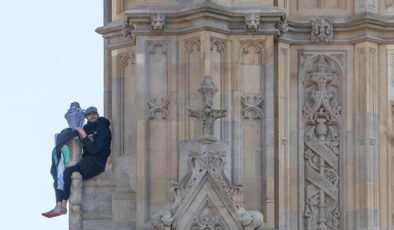 Big Ben’e çıkarak Filistin bayrağı açan protestocu eylemi sonlandırdı