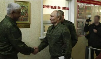 Putin askeri üniforma giyerek Kursk’u ziyaret etti