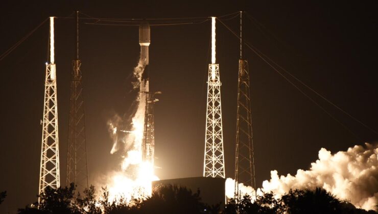 Uzayda mahsur kalan astronotların yerini alacak ekibin fırlatılışı ertelendi