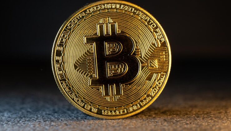 ABD’nin yeni tarifelerinin ardından altının ons fiyatı rekor yenilerken Bitcoin değer kaybetti
